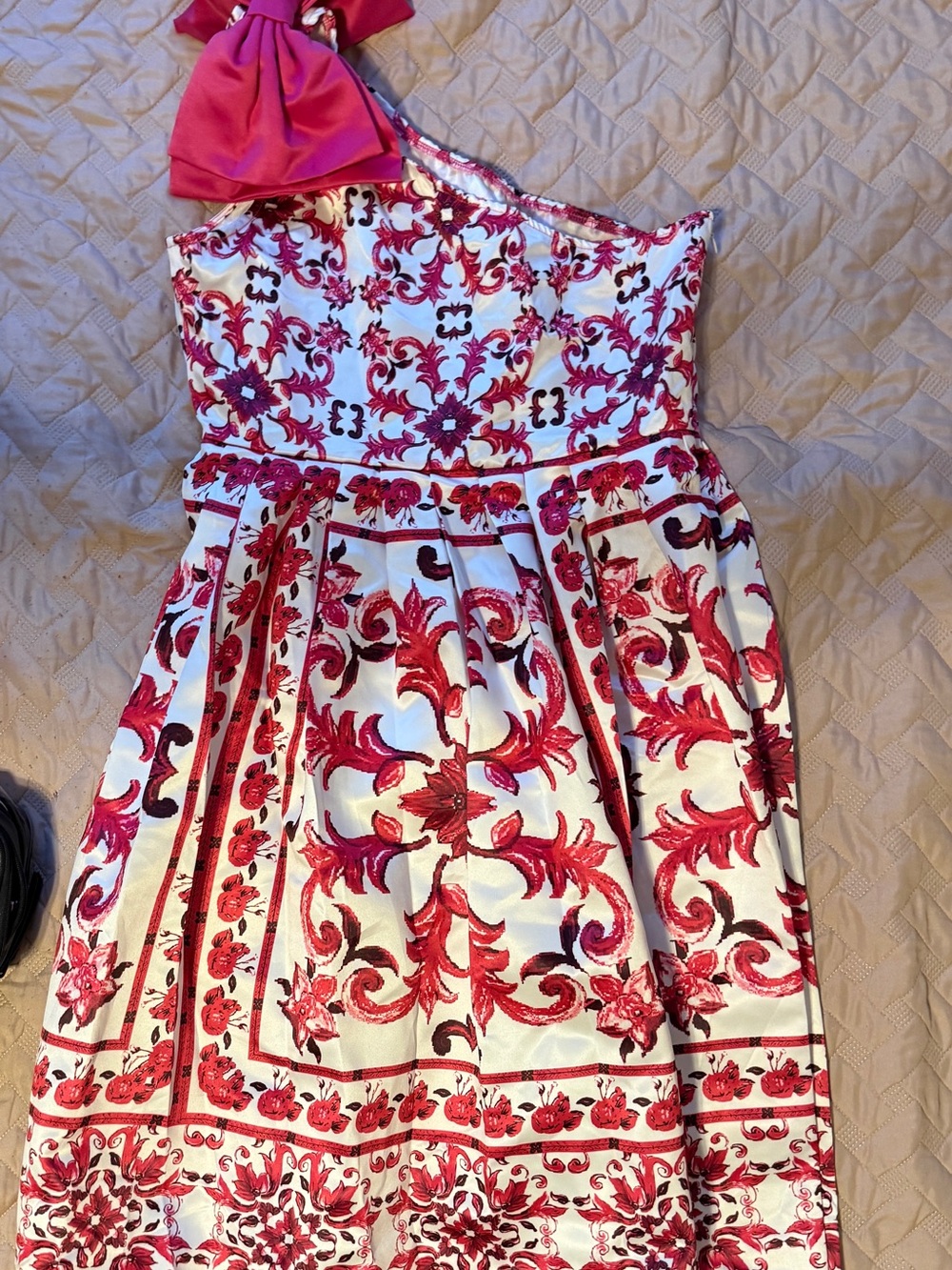 Women’s One-Shoulder Floral Dress in dark pink and White